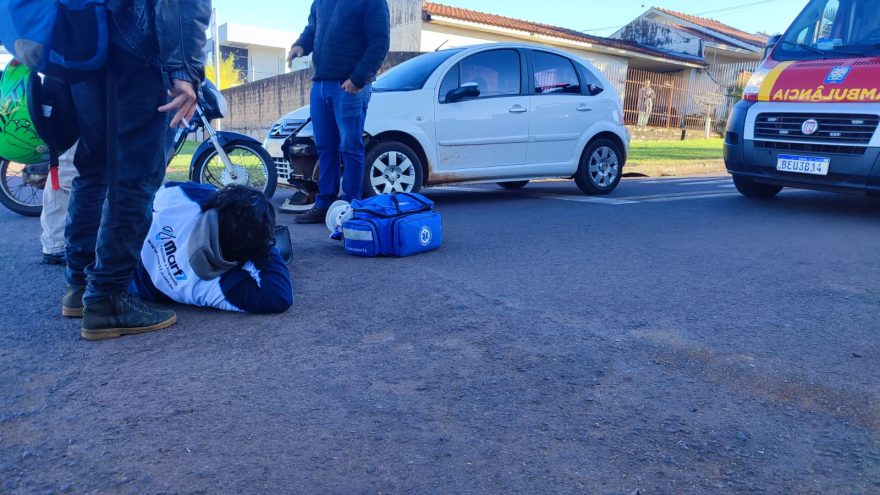Mulher fica ferida após colisão entre carro e moto no Jardim Nova York
