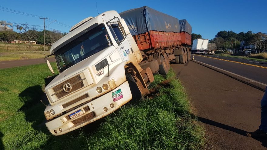 Caminhoneiro joga veículo para fora da pista para evitar engavetamento na BR-277