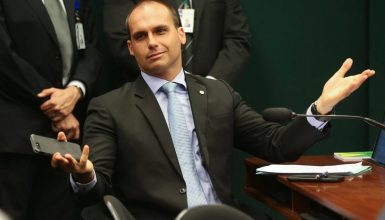 Imagem referente a Sindicato de Cascavel processa Eduardo Bolsonaro por comparar professores doutrinadores a traficantes de drogas