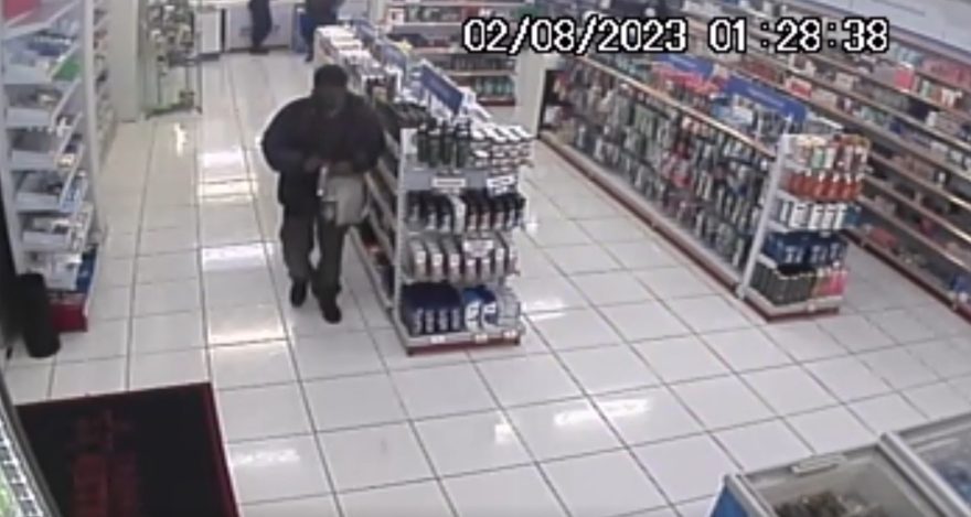 Câmera flagra tentativa de furto em farmácia no Centro