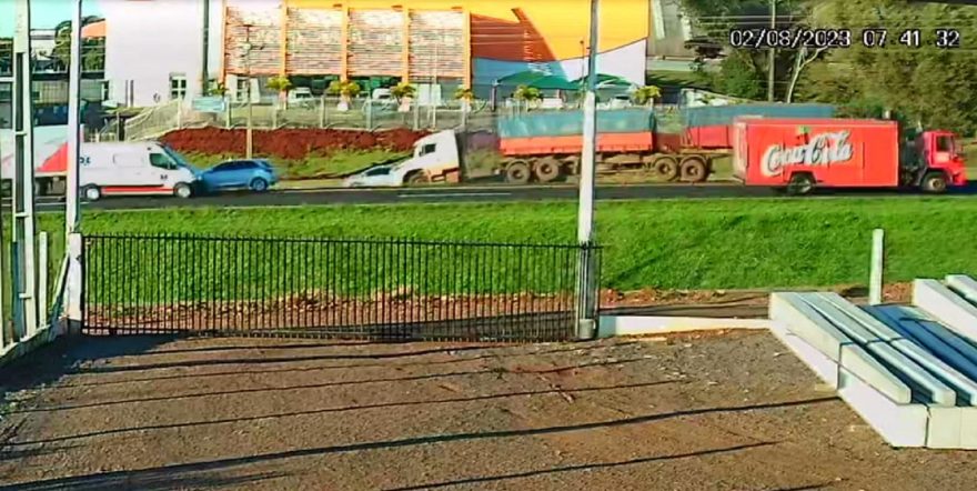 Câmera registra momento em que caminhoneiro evita engavetamento na BR-277 em Cascavel