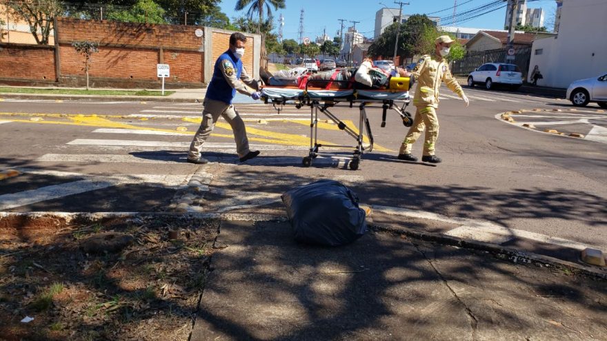 Homem que foi espancado após ameaçar ‘amigos’ com machado é socorrido pelo Siate