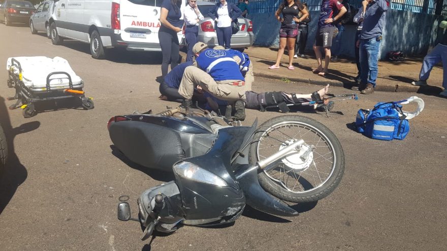 Acidente entre carro com placas do Paraguai e moto, deixa mulher com fratura no fêmur