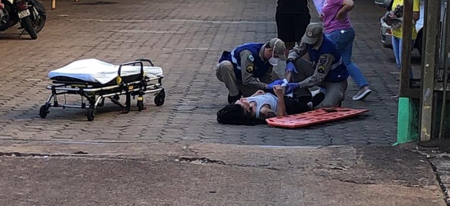 Mulher é atendida pelo Siate após acidente com moto na Rua Natal