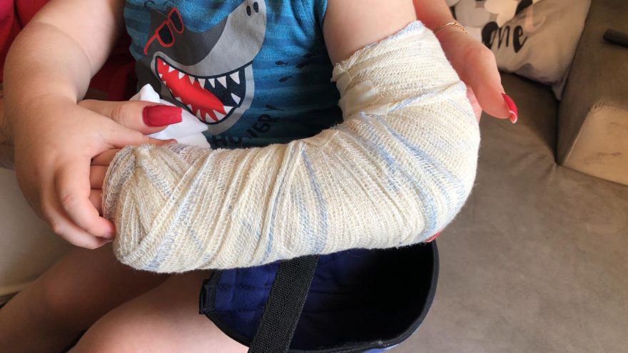 Mãe relata que filho foi ignorado após se machucar em Hotel Infantil de Cascavel
