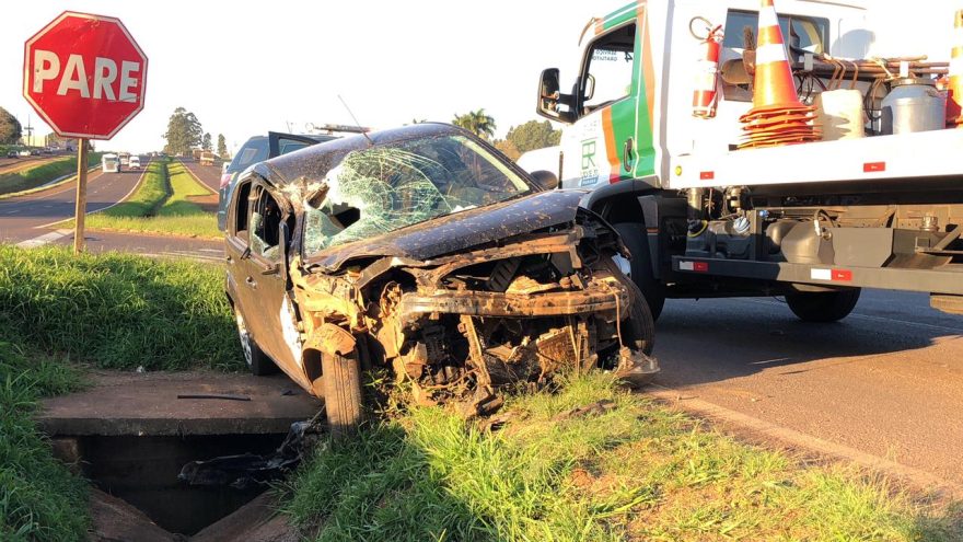 Fiesta fica destruído após acidente com caminhão na BR-277