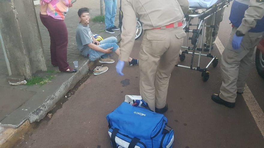Motociclista fica ferido em acidente na Avenida Carlos Gomes