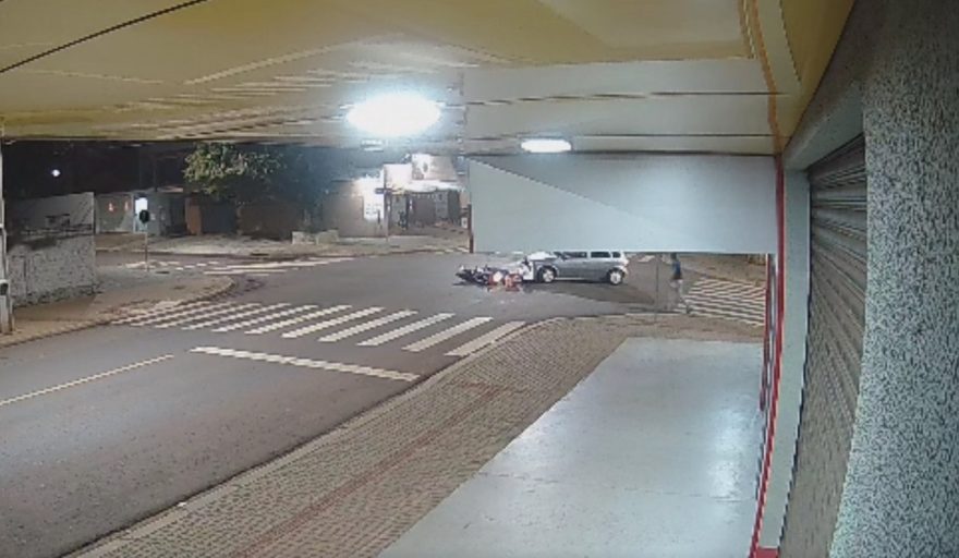 Câmera registra acidente que deixou motociclista ferido no bairro Floresta