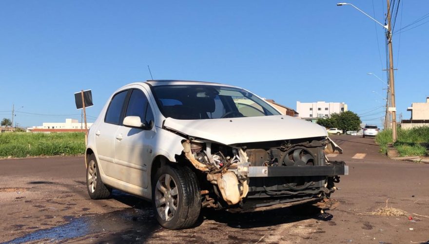 Carros se envolvem em colisão na Região da FAG, em Cascavel
