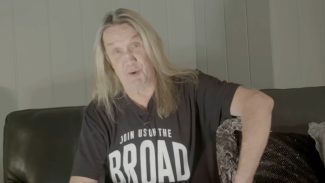 Baterista do Iron Maiden revela que sofreu um AVC que deixou lado direito do corpo paralisado