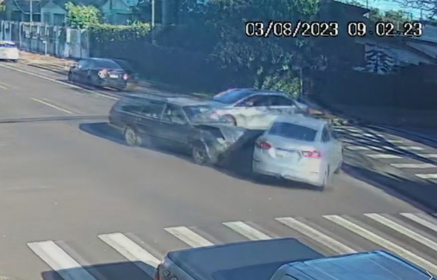 Câmeras registram colisão entre três carros na Rua Mato Grosso