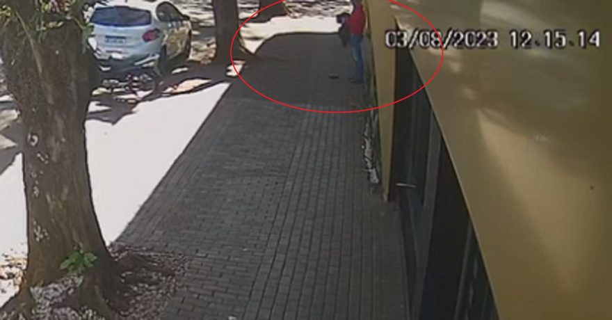 Câmera mostra homem jogando carteira na rua após praticar furto no Centro