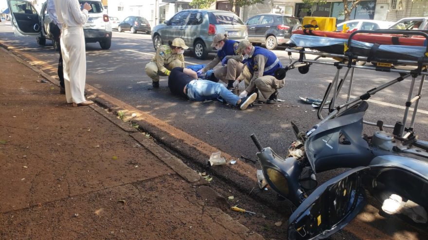 Motociclista fica gravemente ferido após forte colisão traseira na rua Recife