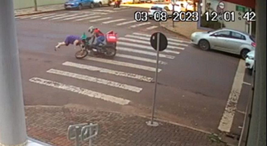 Impressionante! Mulher é arremessada após ser atropelada na faixa de pedestres