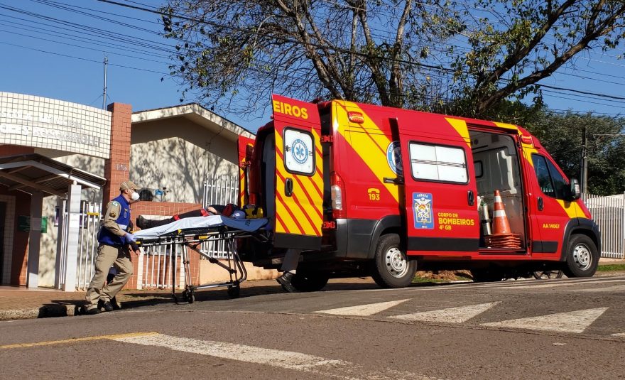 Mulher é atendida na Escola Municipal Hercules Bosquirolli após sofrer queda