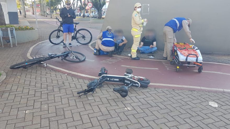 Colisão frontal ciclovia deixa duas pessoas feridas no Centro