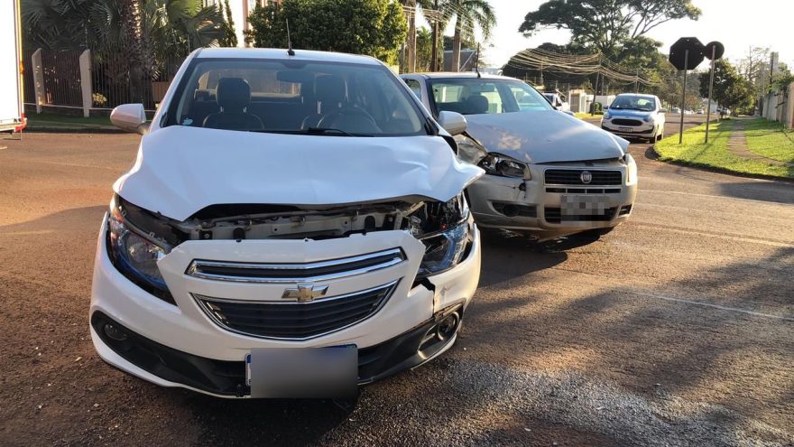 Acidente entre dois carros é registrado no Neva