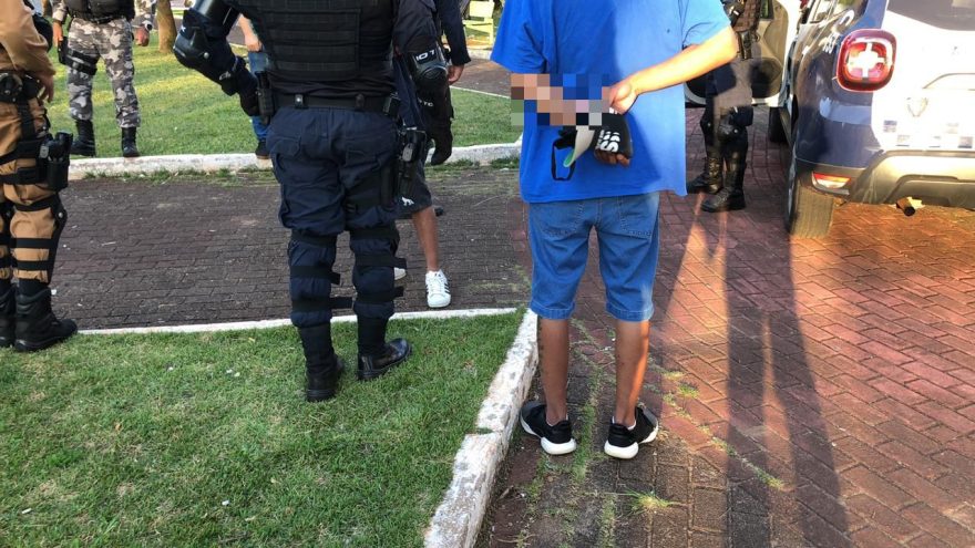 Jovens são presos com drogas em ações da Operação 10 de Agosto