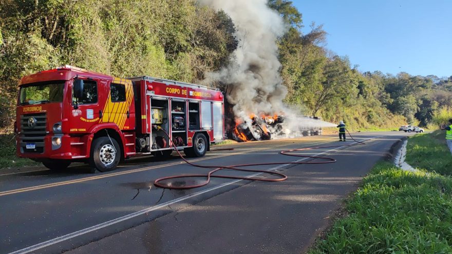 Trânsito na BR-277 flui no pare e siga por conta de incêndio em caminhão em Laranjeiras