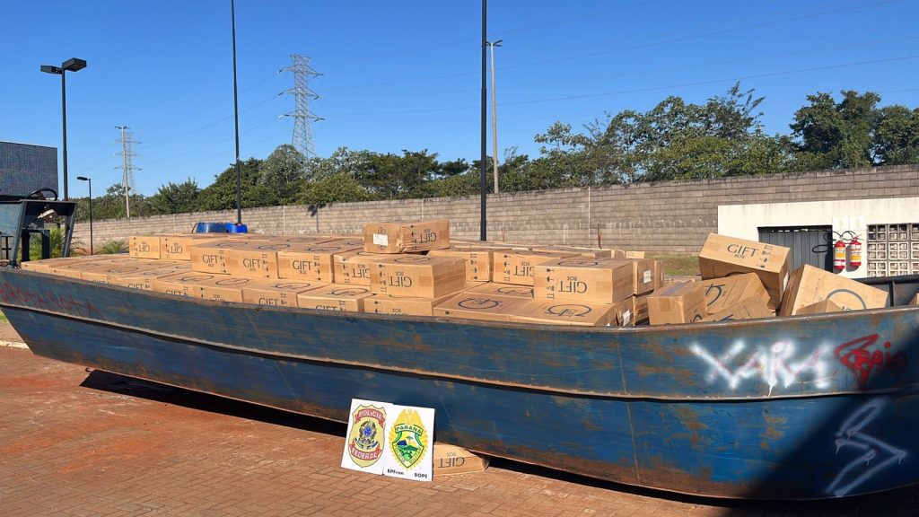 Embarcação e caminhão são aprendidos durante operação integrada em Guaíra