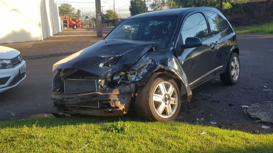 Três carros se envolvem em colisão ao lado do posto do Corpo de Bombeiros