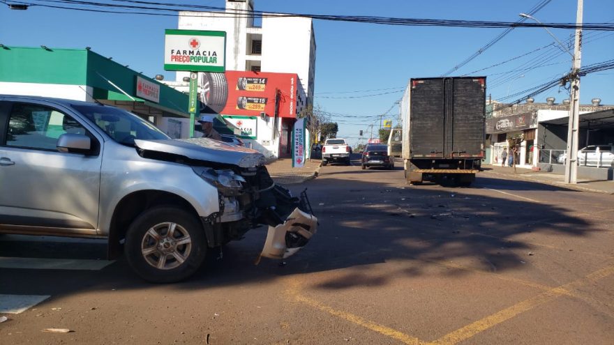 Caminhão e caminhonete se envolvem em colisão no Centro de Cascavel