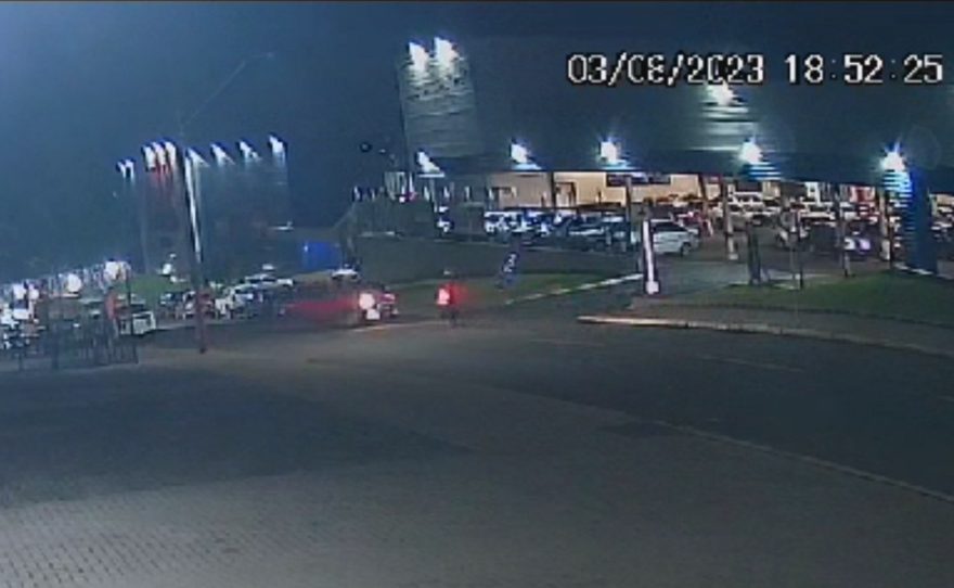 Vídeo mostra colisão que deixou motociclista com fratura no braço