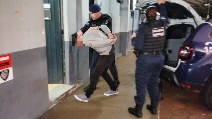 Homem é detido após desacatar funcionários na Secretaria da Mulher