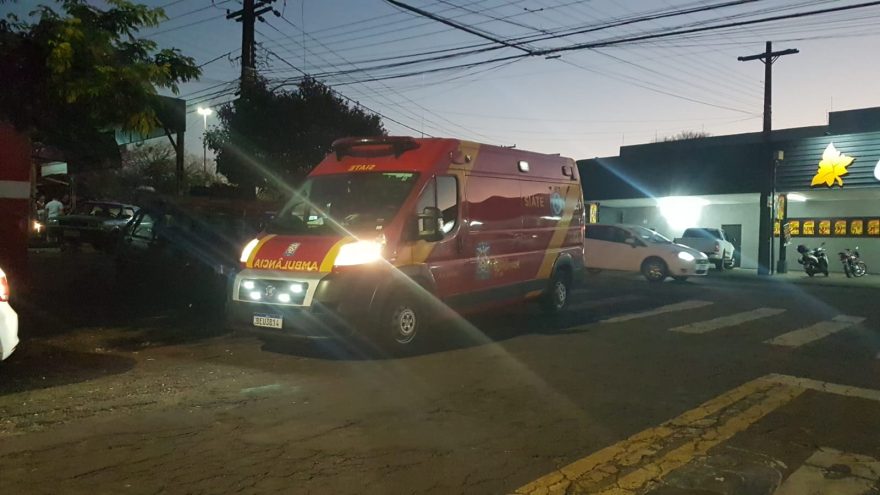 Mulher fica ferida em colisão de trânsito na Rua Jacarezinho