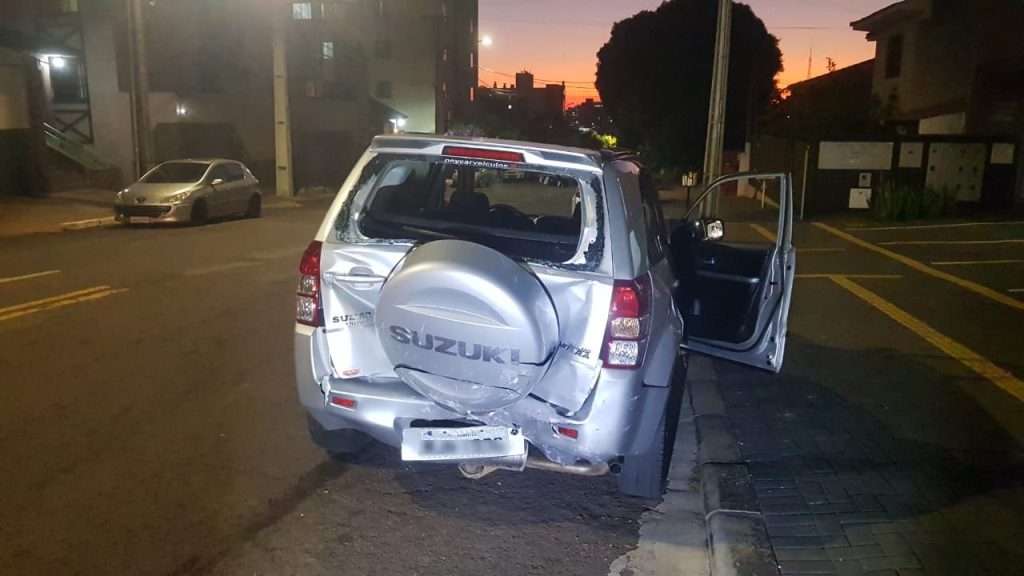 Três carros se envolvem em colisão de trânsito na Rua Pio XII