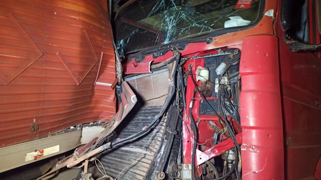 Engavetamento entre três caminhões congestiona a BR-467 em Toledo
