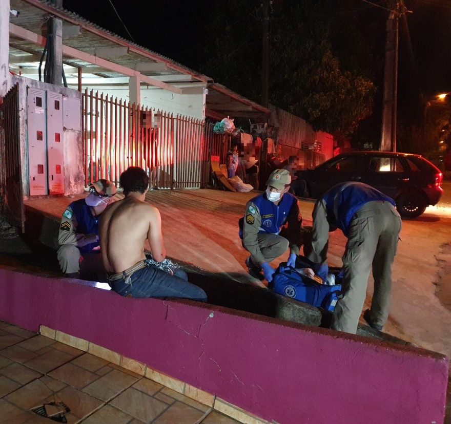 Homem leva golpe de facão no braço durante briga com o pai no Floresta