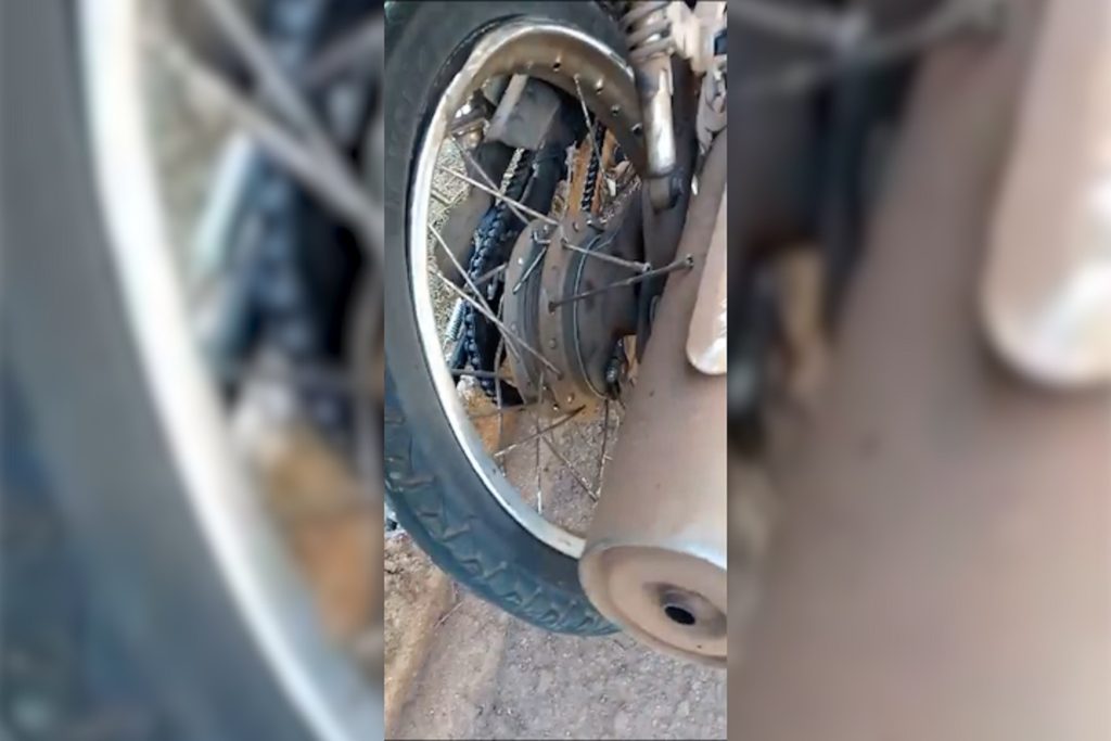Motociclista reclama de buraco na Rua Veneza: “quebrou todos os raios”