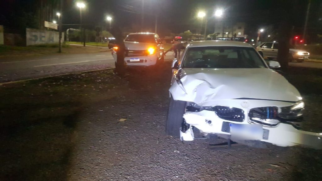Ranger e BMW se envolvem em forte colisão na Av. Piquiri