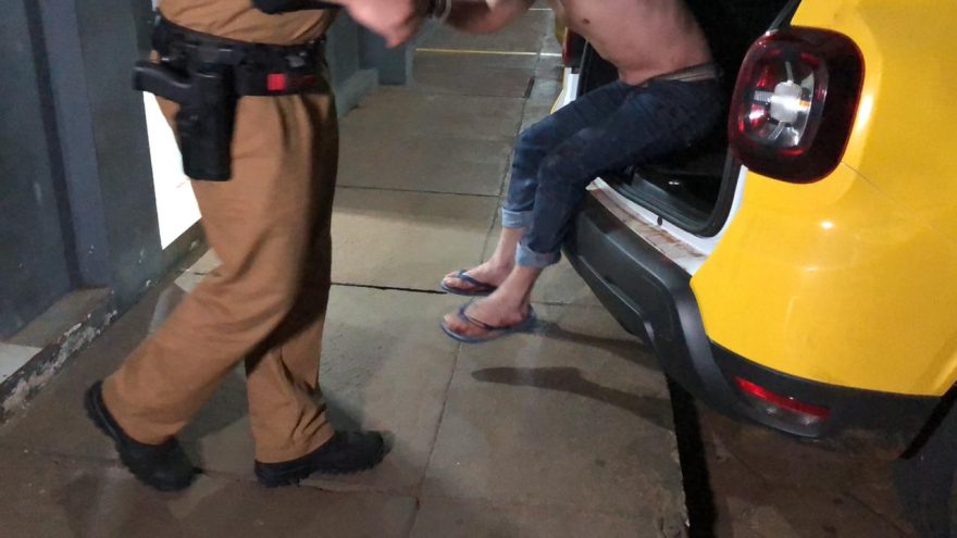 Homem que foi ferido por golpe de facão é preso por estar com mandado de prisão em aberto