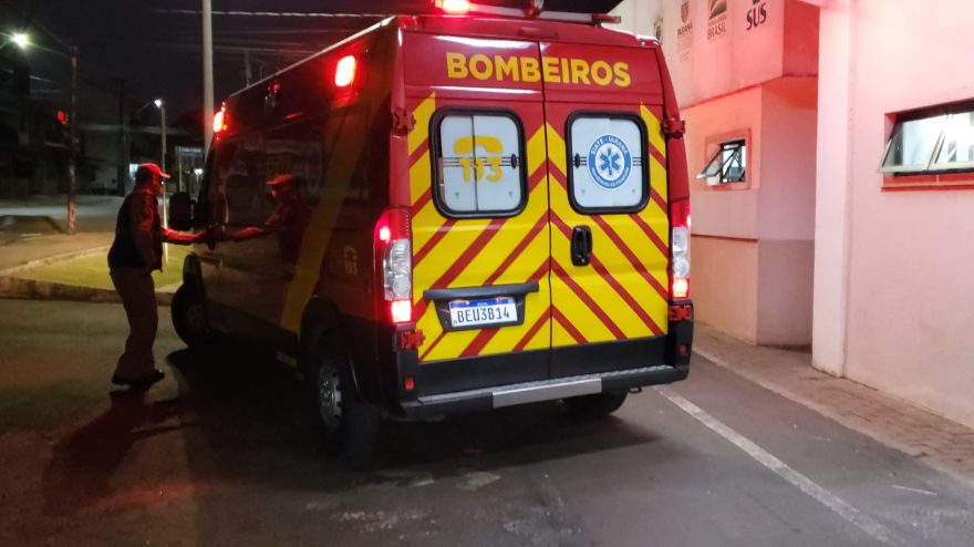Garupa de motocicleta é socorrido pelo Siate após acidente