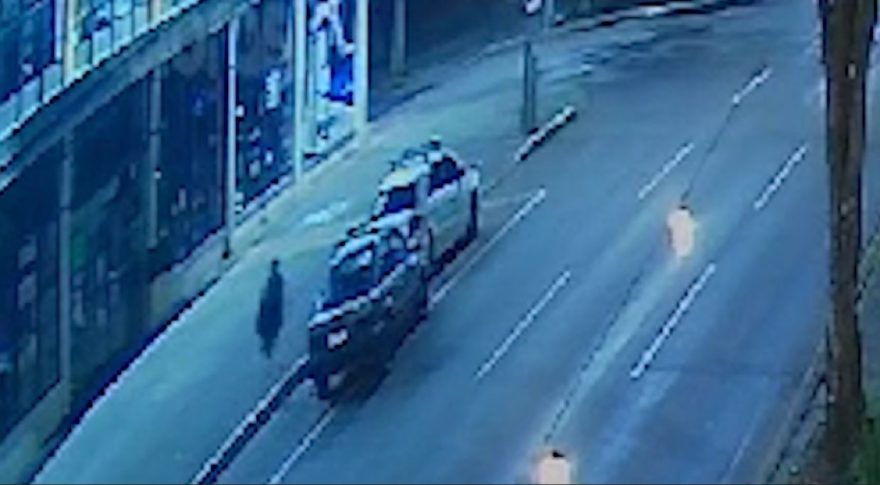 Câmera flagra motorista de Escort fugindo após provocar acidente