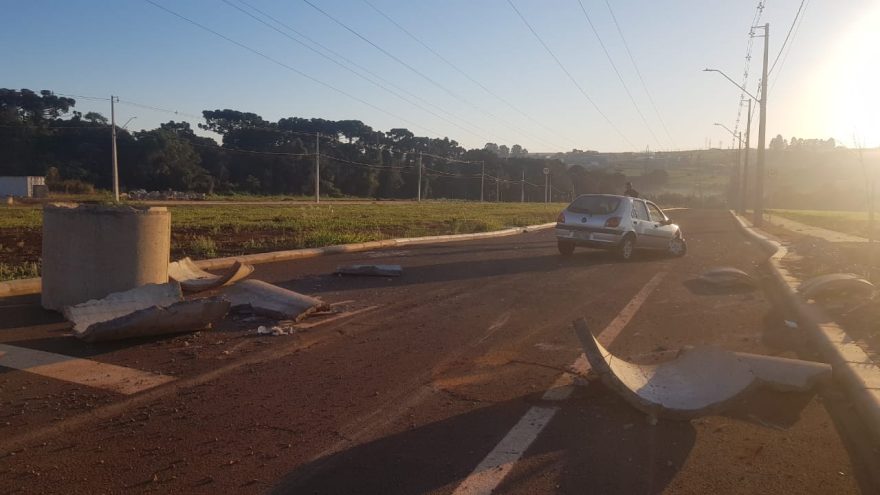 Fiesta fica destruído após colisão contra manilhas de concreto no Tropical III