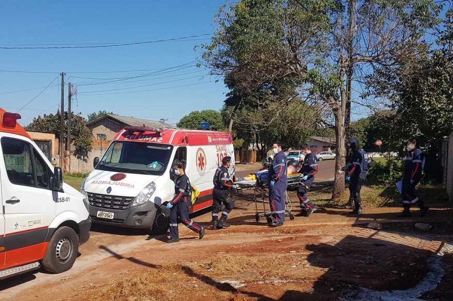 Bastante agressivo, homem precisa ser contido fisicamente e quimicamente pela GM e Samu