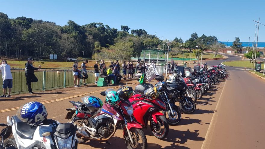 Fiéis participam da procissão com benção aos motociclistas, ciclistas e cadeirantes