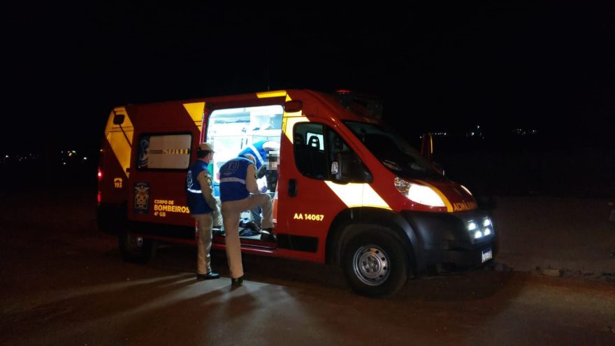 Homem fica ferido ao cair de moto na Avenida Piquiri
