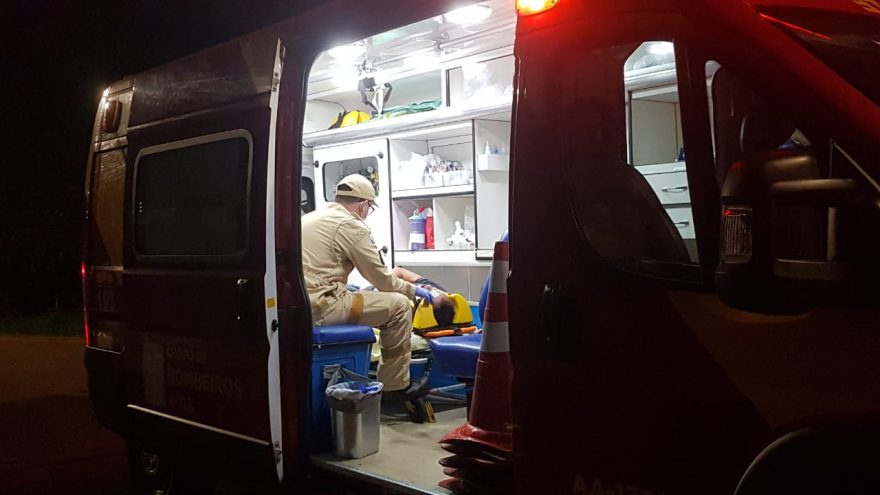 Homem fica ferido ao ser atropelado por veículo na Rua Marechal Deodoro