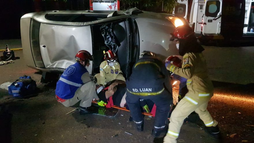 Homem fica ferido em capotamento no Centro de Cascavel