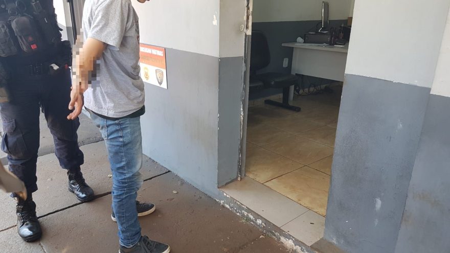 Homem é detido com cocaína, barras de ferro, facão e faca em ônibus de linha