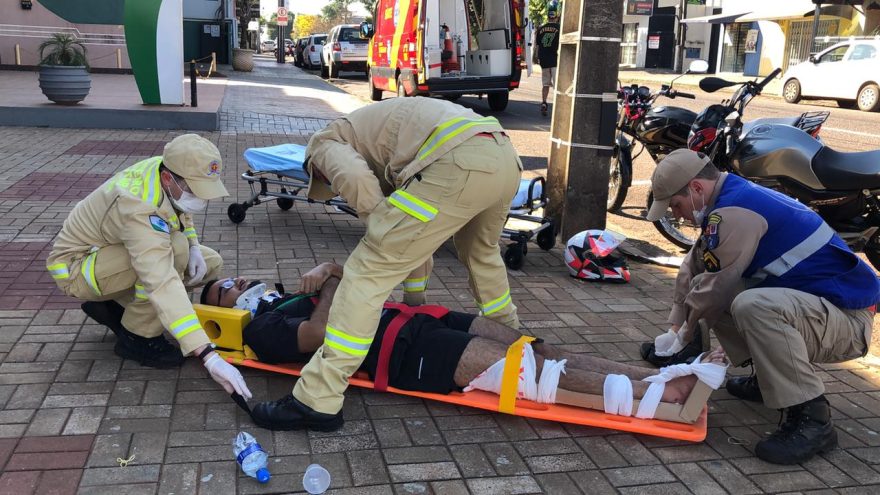 Jovem de 21 anos fica ferido em acidente com moto na Rua Francisco Bartinik