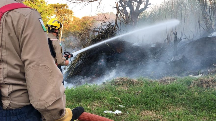 Bombeiros combatem incêndio no Bairro Santa Cruz, em Cascavel