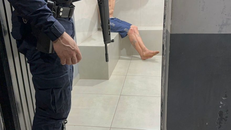 Após agredir mulher grávida, homem dá soco em PM e vai parar na Cadeia