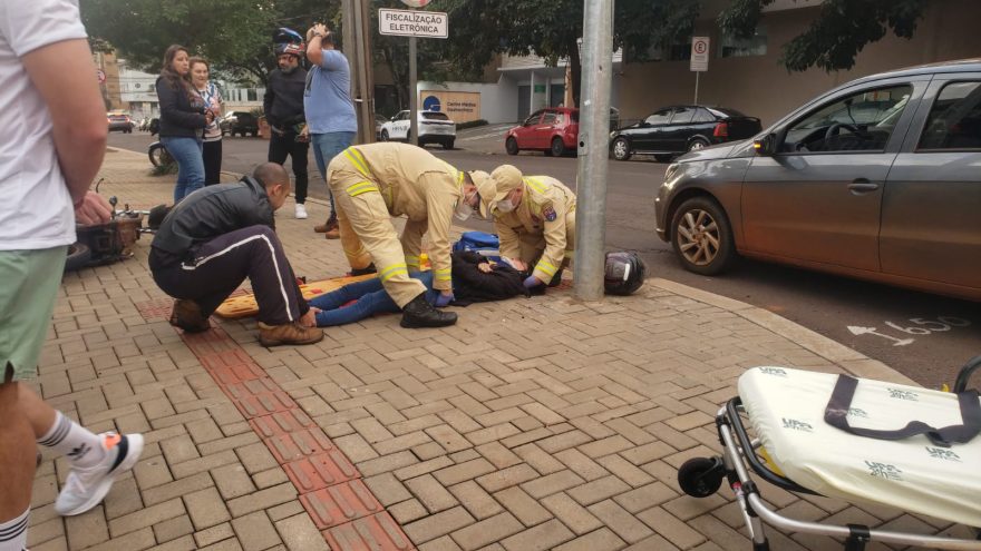 Mulher tem lesões graves após colisão entre carro e moto no Centro