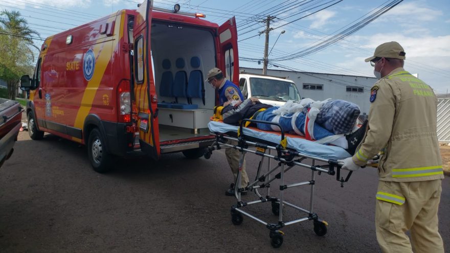 Motociclista sofre fratura no fêmur em acidente na Rua Fortunato Bebber