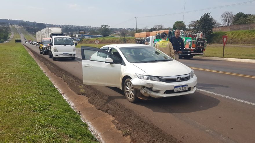 Carro e moto batem na rodovia BR-277 e mulher fica ferida